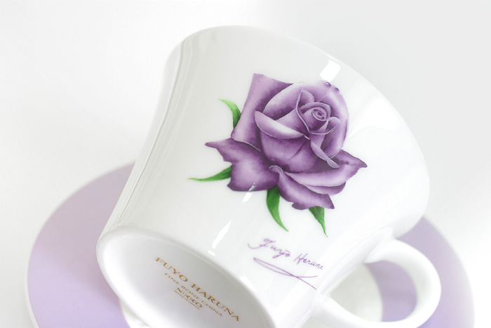 紫の薔薇の食器。パープルローズ、薔薇のコーヒーカップ、プレート