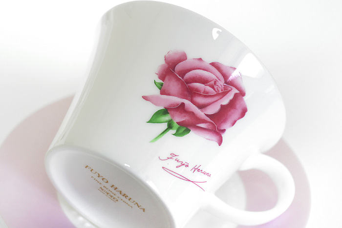 ピンクの薔薇の食器。ワインレッドローズ、薔薇のコーヒーカップ、プレート