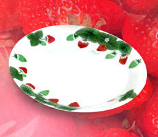 苺（イチゴ、ストロベリー）のデザインが素敵なプレート、お皿です。